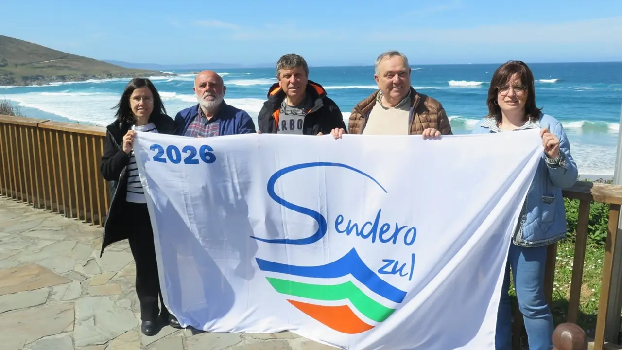 Izada en el Sendero de Saldoiro de Cai&oacute;n la bandera "Sendero Azul" 2026.