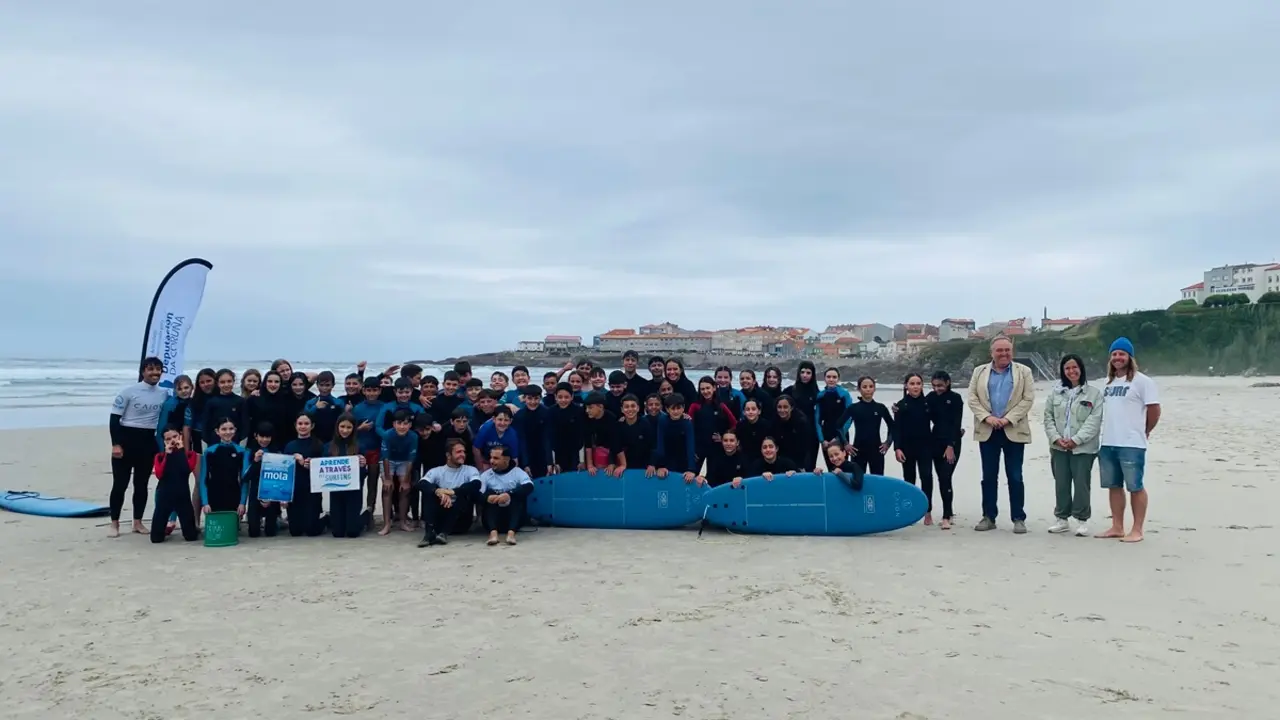 El alumnado de A Laracha participa en una jornada de surf educativo en la playa de Cai&oacute;n.