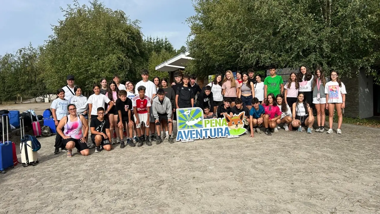 Cuarenta j&oacute;venes de A Laracha disfrutan de una experiencia multiaventura en Pena Aventura Park.