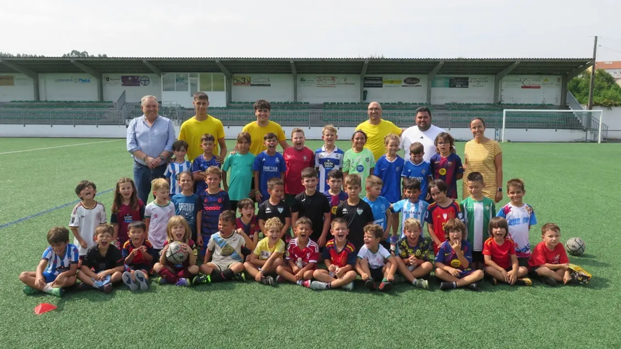 Cerca de un centenar de ni&ntilde;os participan en el campus municipal de f&uacute;tbol de A Laracha.