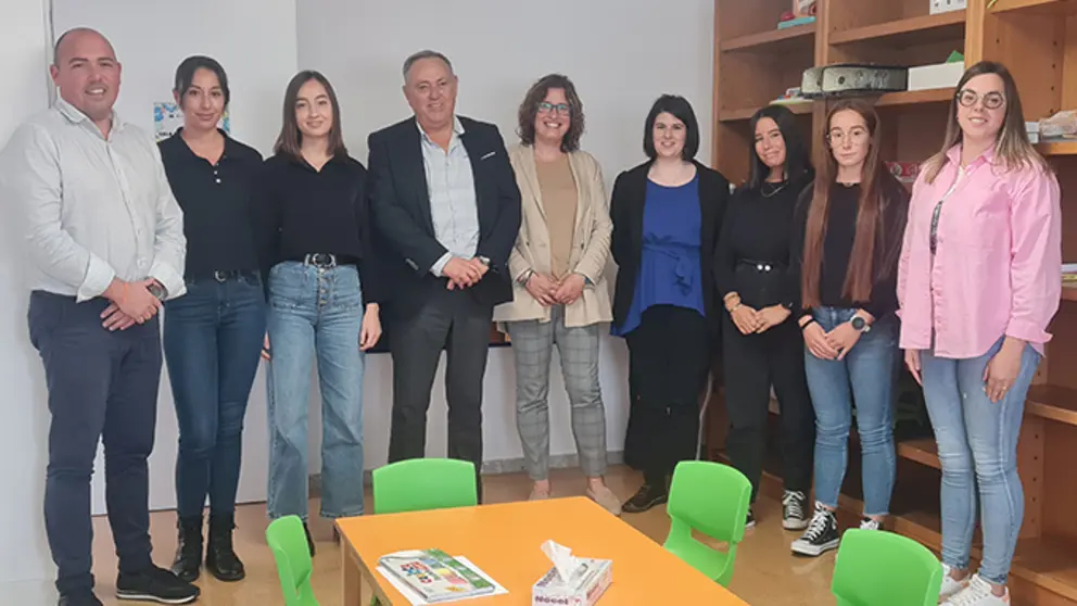 Foto arquivo. O Alcalde nas novas instalaci&oacute;ns para o servizo de atenci&oacute;n temper&aacute; na Laracha