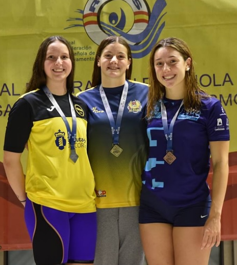 Lucía Añón con la medalla de plata.